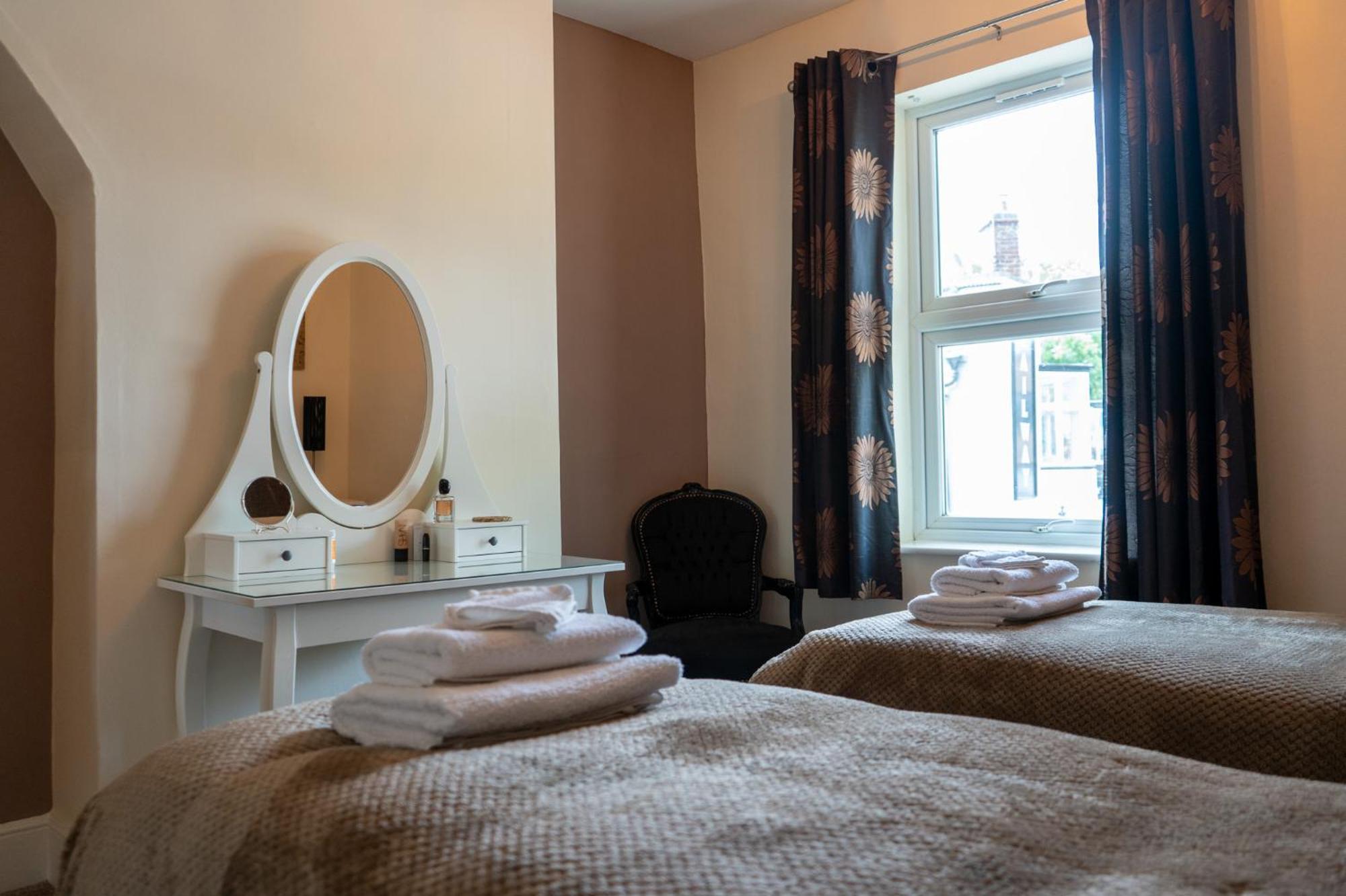 The Plumb Townhouse In Warwick Centre Villa Bagian luar foto