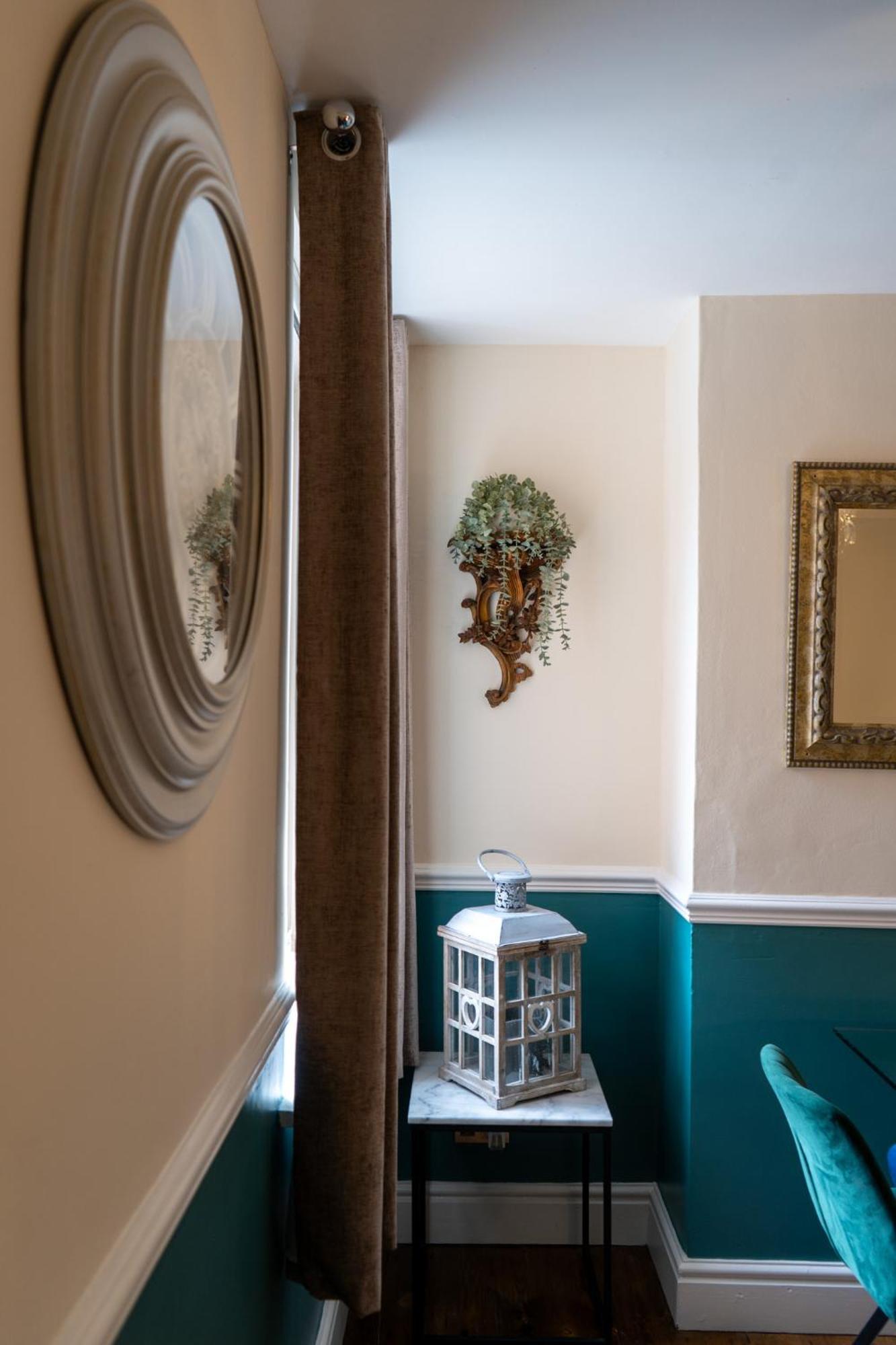 The Plumb Townhouse In Warwick Centre Villa Bagian luar foto